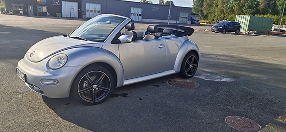 Volkswagen New Beetle 2 of 6