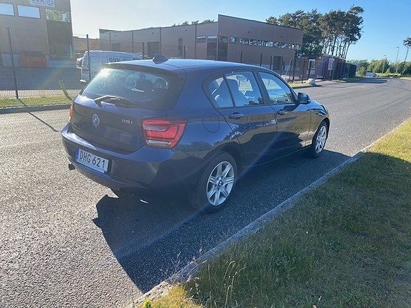 BMW 118i 3 of 5