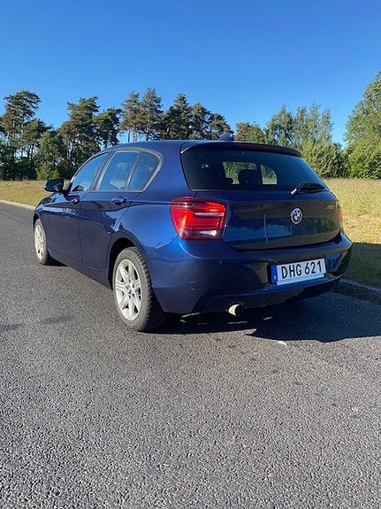 BMW 118i 2 of 5