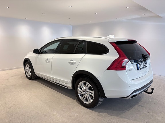 Volvo V60 Cross Country 6 of 15