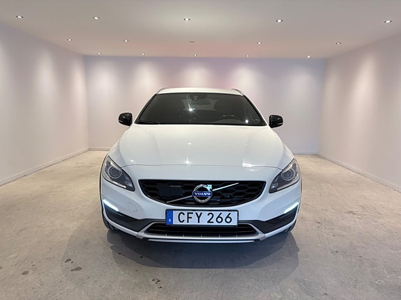 Volvo V60 Cross Country 2 of 5