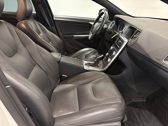 Volvo V60 Cross Country 8 of 15