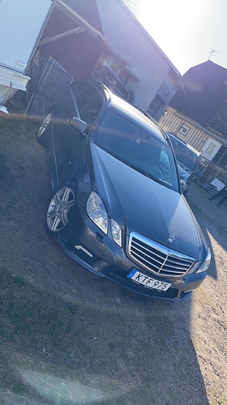 Mercedes-Benz E220 2 of 5