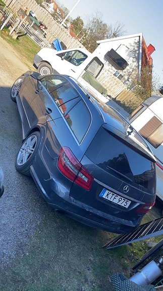 Mercedes-Benz E220 3 of 5