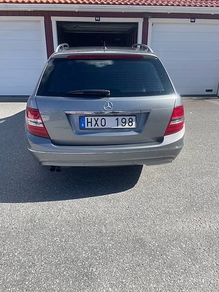 Mercedes-Benz C180 4 of 5