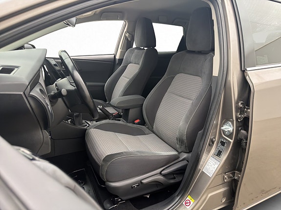 Toyota Auris 11 of 29