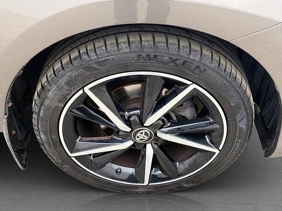 Toyota Auris 27 of 29