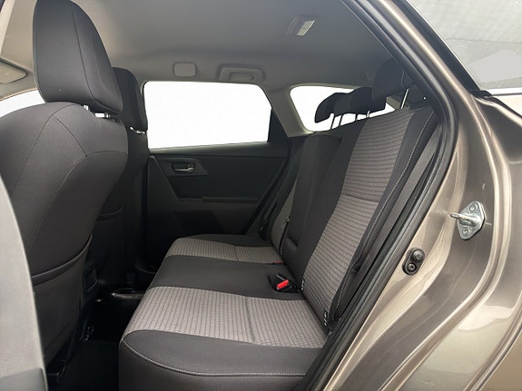 Toyota Auris 24 of 29