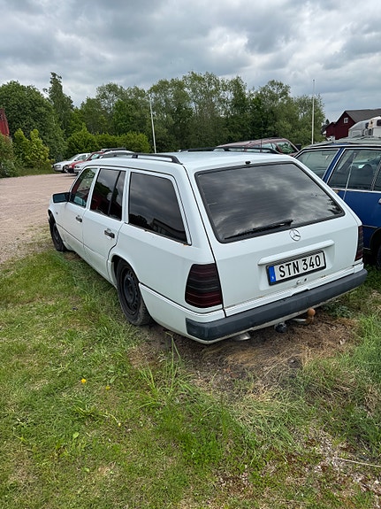 Mercedes-Benz 230 2 of 2