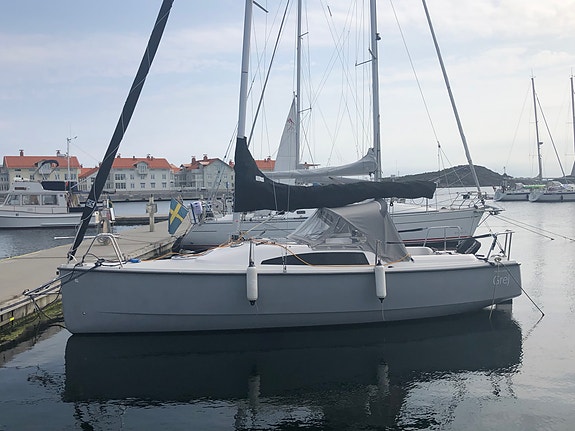 Prissänkt 40.000:- Trailerbar segelbåt, fällbar köl, 4 kojer, kök, separat toa. 3 of 5