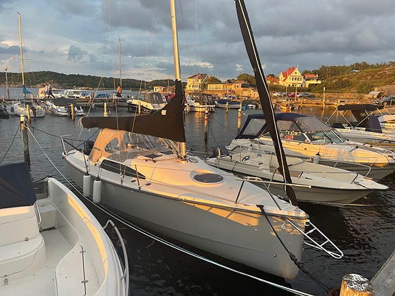 Prissänkt 40.000:- Trailerbar segelbåt, fällbar köl, 4 kojer, kök, separat toa. 4 of 5