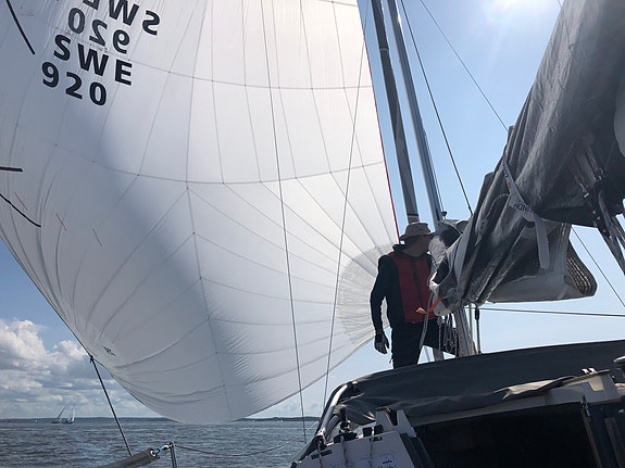 Prissänkt 40.000:- Trailerbar segelbåt, fällbar köl, 4 kojer, kök, separat toa. 2 of 5