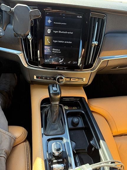 Volvo V90 Cross Country 2 of 5