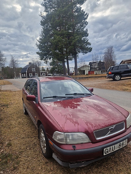 Volvo V40 2 of 5