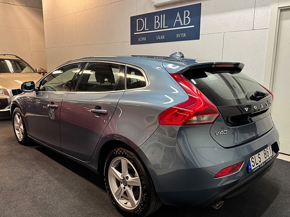 Volvo V40 25 of 28