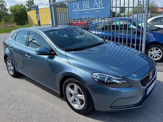 Volvo V40 2 of 5