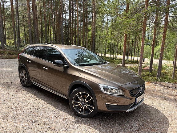 Volvo V60 Cross Country 2 of 5