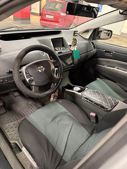 Toyota Prius 5 of 5