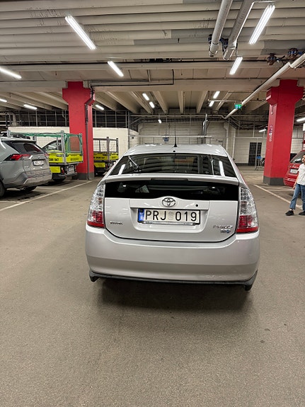 Toyota Prius 4 of 5