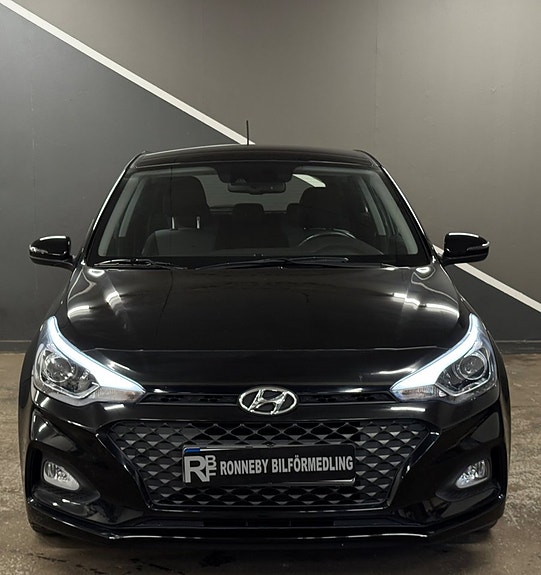 Hyundai i20 2 of 5