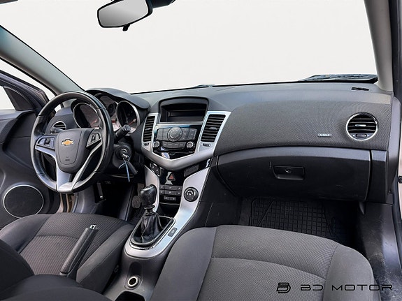 Chevrolet Cruze 11 of 15
