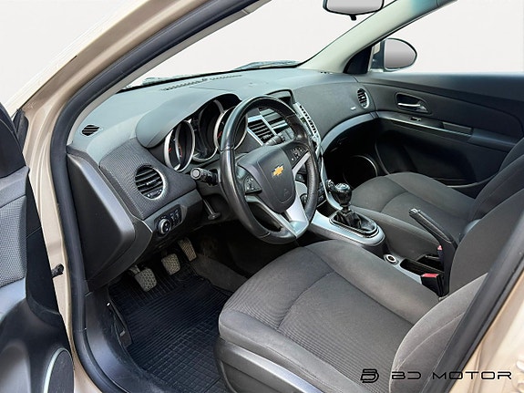 Chevrolet Cruze 12 of 15