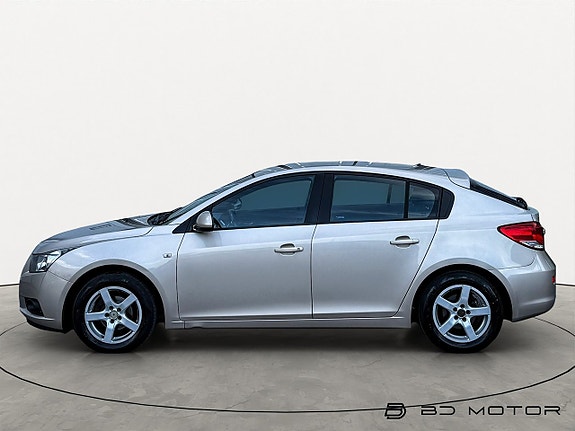 Chevrolet Cruze 2 of 5