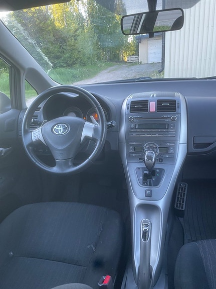 Toyota Auris 8 of 14
