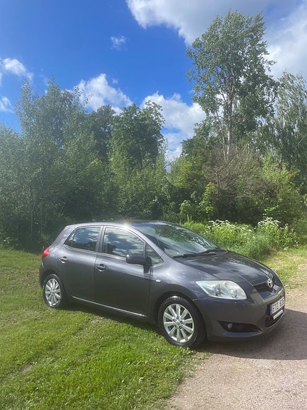 Toyota Auris 2 of 5