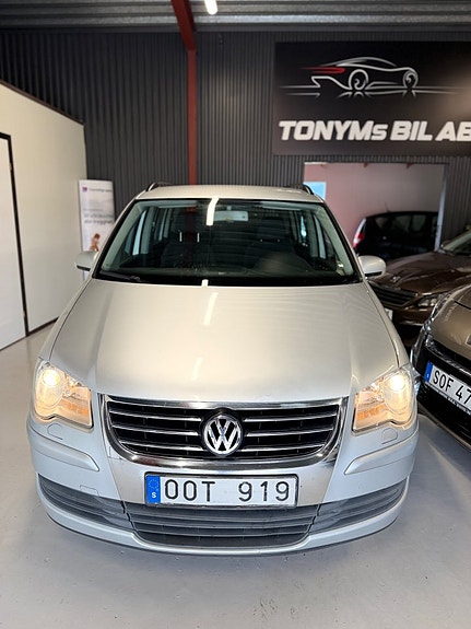 Volkswagen Touran 2 of 5