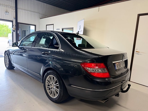 Mercedes-Benz C220 4 of 5