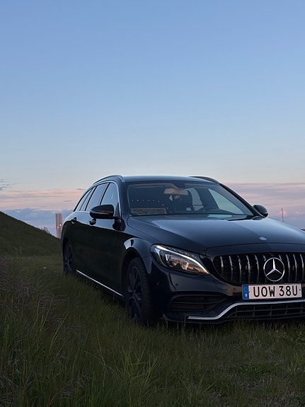 Mercedes-Benz C200 2 of 5