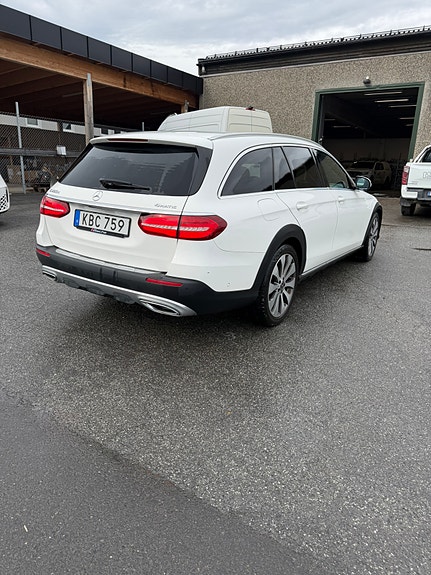 Mercedes-Benz E220 d 4 of 5