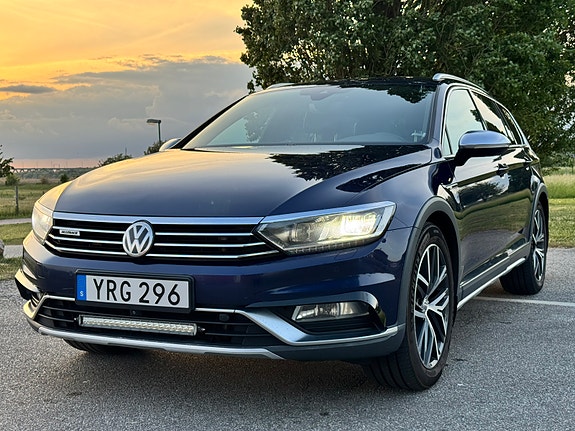 Volkswagen Passat Alltrack 2 of 5