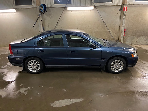 Volvo S60 2 of 5