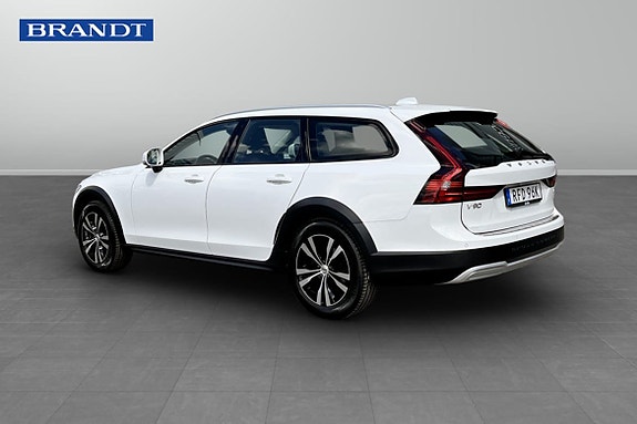 Volvo V90 Cross Country 2 of 5