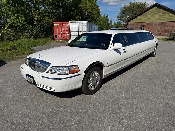 Lincoln Town Car 4 of 5