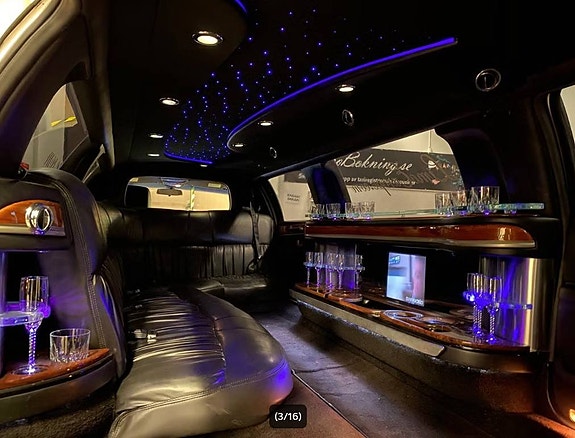 Lincoln Town Car 2 of 5