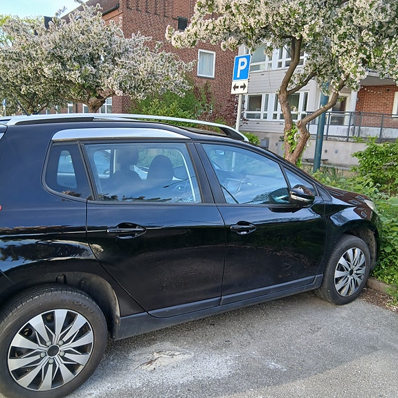 Peugeot 2008 2 of 5