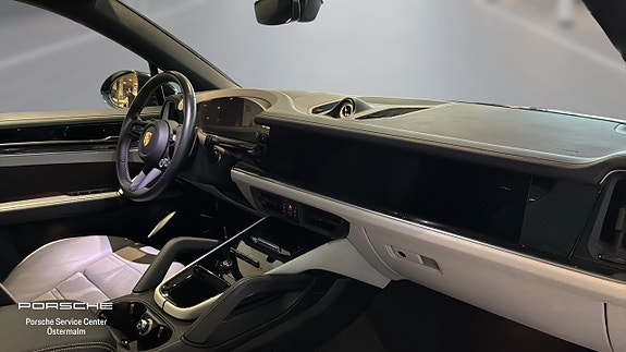 Porsche Cayenne 4 of 5