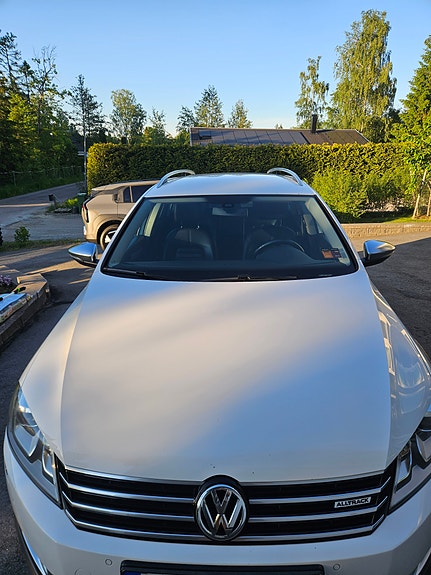 Volkswagen Passat Alltrack 2 of 5