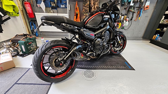 Yamaha XSR900 2017 – Akrapovic, K-Tech, Flashad, Ultrasuede. 9 of 16