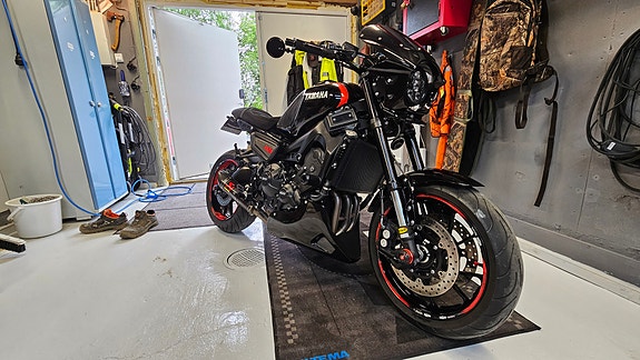 Yamaha XSR900 2017 – Akrapovic, K-Tech, Flashad, Ultrasuede. 16 of 16