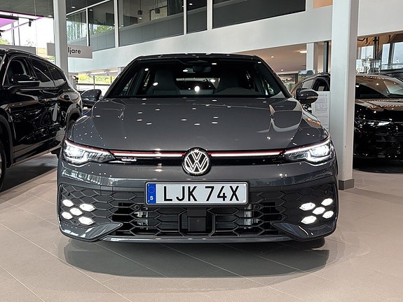 Volkswagen Golf VIII 2 of 12