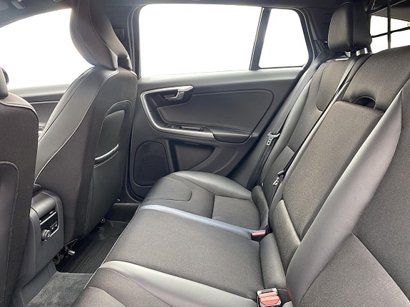 Volvo V60 Cross Country 7 of 13