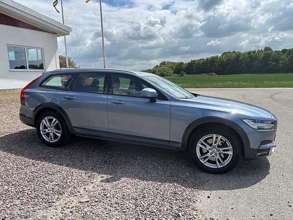 Volvo V90 Cross Country 3 of 5