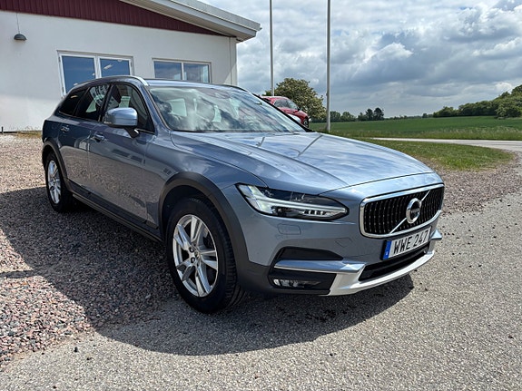 Volvo V90 Cross Country 2 of 5