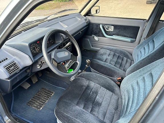 Peugeot 305 3 of 5