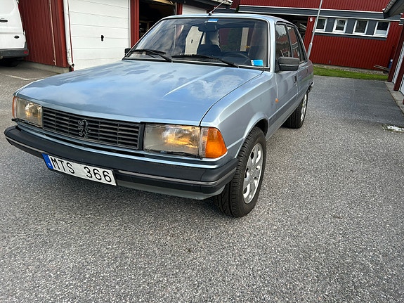Peugeot 305 2 of 5