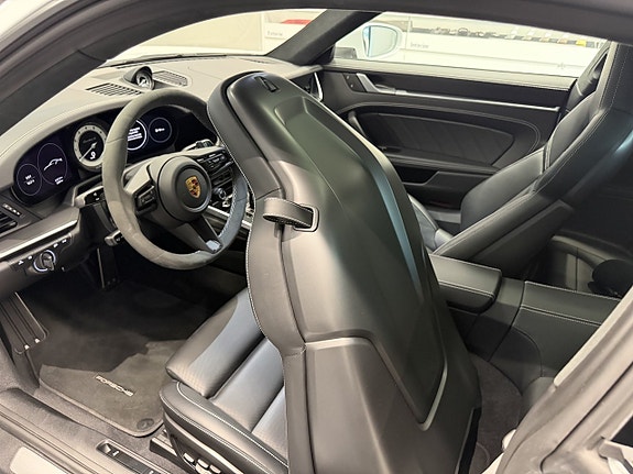 Porsche 911 Turbo S 17 of 30